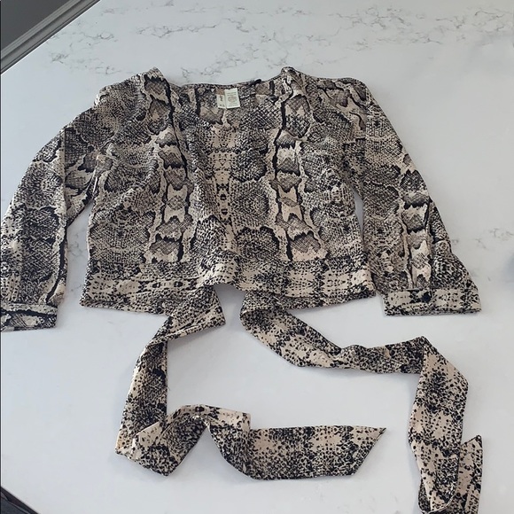 Crop top blouse with open back - Picture 2 of 4